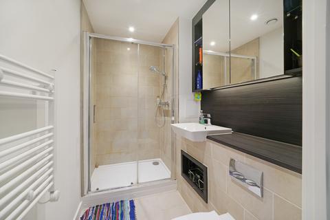 2 bedroom flat to rent, Farine Avenue, Hayes UB3