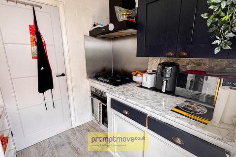 3 bedroom semi-detached bungalow to rent, Humberstone Close Luton LU4 9ST
