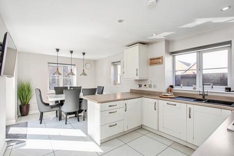 4 bedroom detached house for sale, Shetland Crescent, Rochford, Essex, SS4