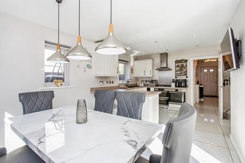 4 bedroom detached house for sale, Shetland Crescent, Rochford, Essex, SS4