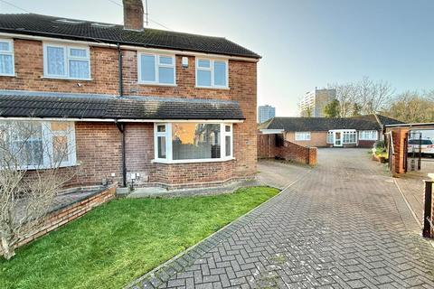 3 bedroom semi-detached house to rent, Brooklands Close, Luton, LU4
