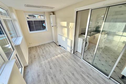 3 bedroom semi-detached house to rent, Brooklands Close, Luton, LU4