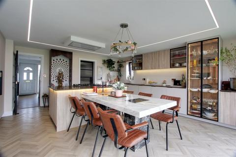 4 bedroom detached house for sale, Ayres Close, Aylesbury