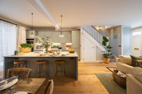 3 bedroom terraced house to rent, Bathurst Mews, London W2