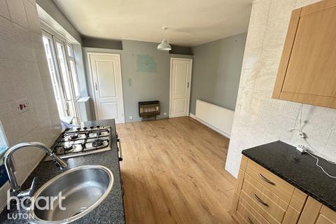 3 bedroom semi-detached house to rent, Pomfret Avenue, LUTON