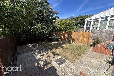 3 bedroom semi-detached house to rent, Pomfret Avenue, LUTON
