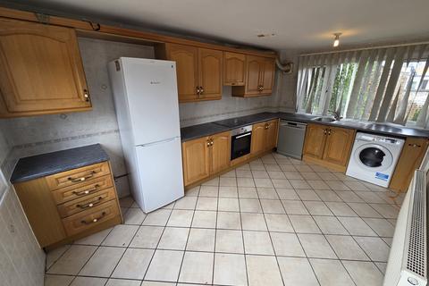 3 bedroom end of terrace house to rent, Thrales Close, Luton, LU3