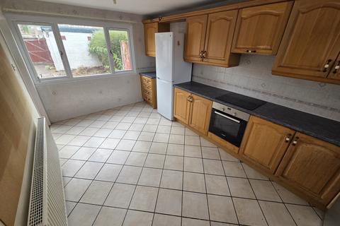3 bedroom end of terrace house to rent, Thrales Close, Luton, LU3