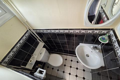 3 bedroom end of terrace house to rent, Thrales Close, Luton, LU3