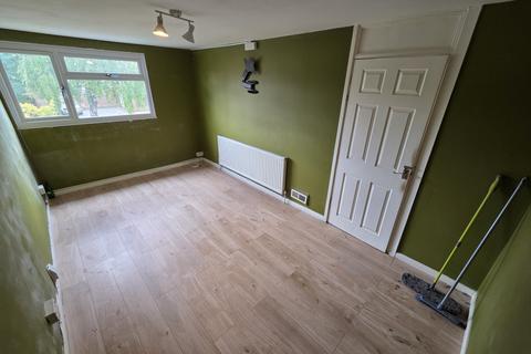 3 bedroom end of terrace house to rent, Thrales Close, Luton, LU3