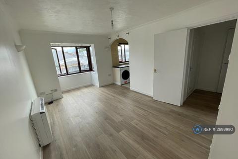 Studio to rent, Cranford Lane, Hayes, UB3