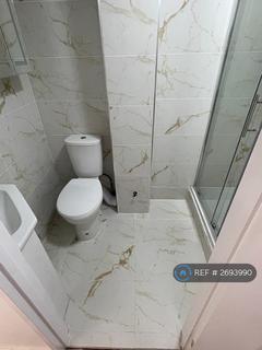 Studio to rent, Cranford Lane, Hayes, UB3