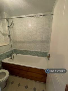 3 bedroom semi-detached house to rent, Chiltern Close, Worcester Park, KT4