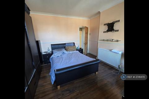 2 bedroom semi-detached house to rent, Douglas Road, Hornchurch, RM11