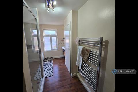 2 bedroom semi-detached house to rent, Douglas Road, Hornchurch, RM11