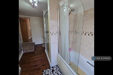 2 bedroom semi-detached house to rent, Douglas Road, Hornchurch, RM11