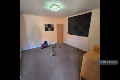 2 bedroom semi-detached house to rent, Douglas Road, Hornchurch, RM11