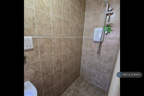 2 bedroom semi-detached house to rent, Douglas Road, Hornchurch, RM11