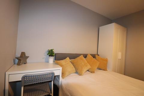 1 bedroom in a flat share to rent, Clifton Street - M