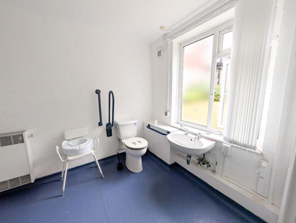 House in Manchester, Victoria Park, Longsight - More