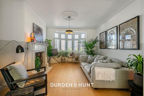 4 bedroom semi-detached house for sale, Oak Hill Close, Woodford Green, IG8