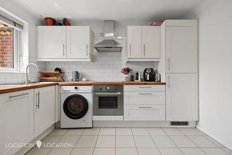1 bedroom flat for sale, Northiam Street, London, E9