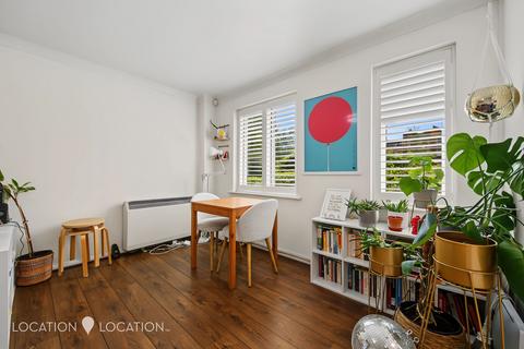 1 bedroom flat for sale, Northiam Street, London, E9