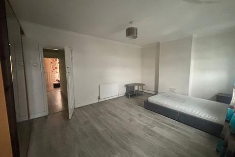 3 bedroom flat for sale, 449A Porters Avenue, Dagenham, Essex, RM9 4ND