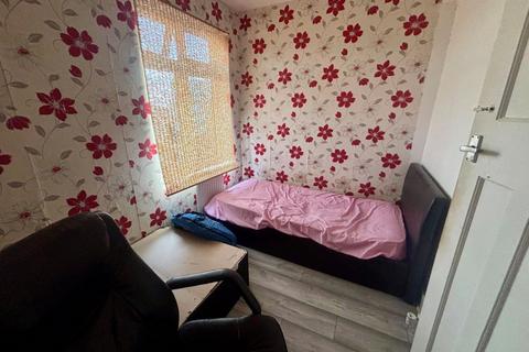 3 bedroom flat for sale, 449A Porters Avenue, Dagenham, Essex, RM9 4ND