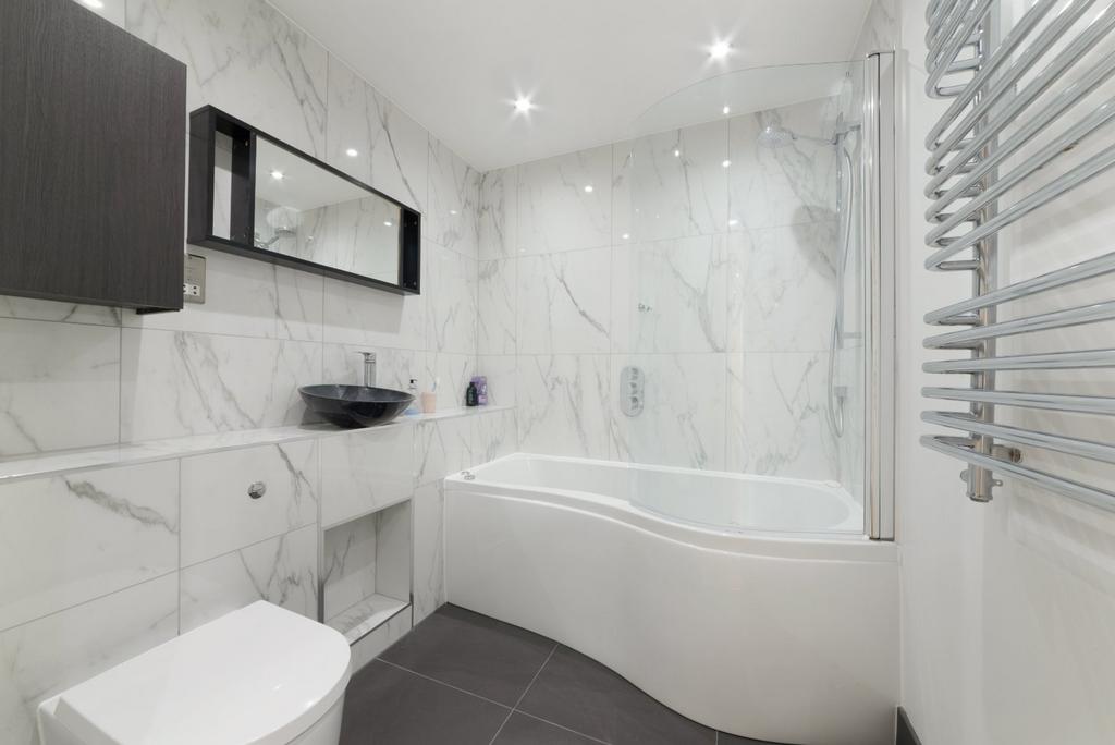 House in London, East Smithfield, Wapping - More
