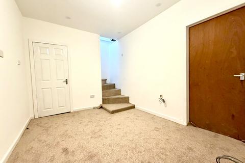 3 bedroom apartment to rent, Wakefield Road, BRADFORD