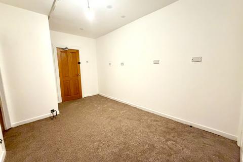3 bedroom apartment to rent, Wakefield Road, BRADFORD