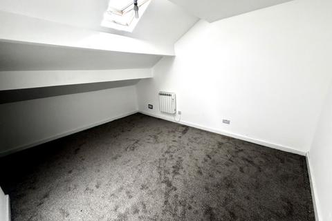 3 bedroom apartment to rent, Wakefield Road, BRADFORD