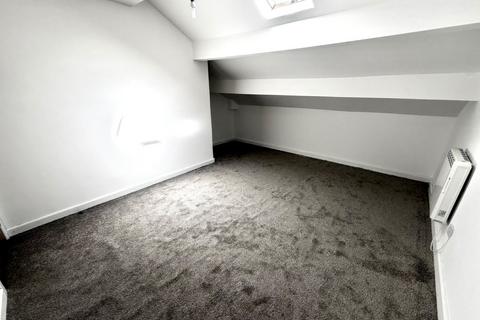 3 bedroom apartment to rent, Wakefield Road, BRADFORD