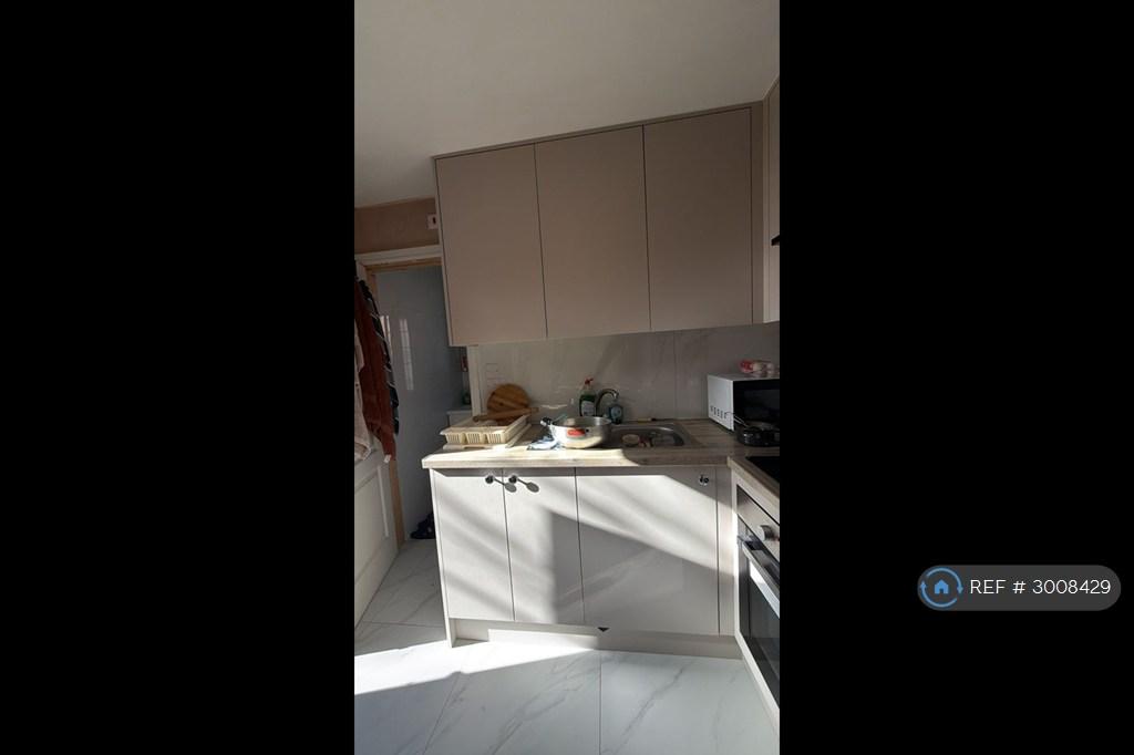 Apartment in West Drayton - View 2