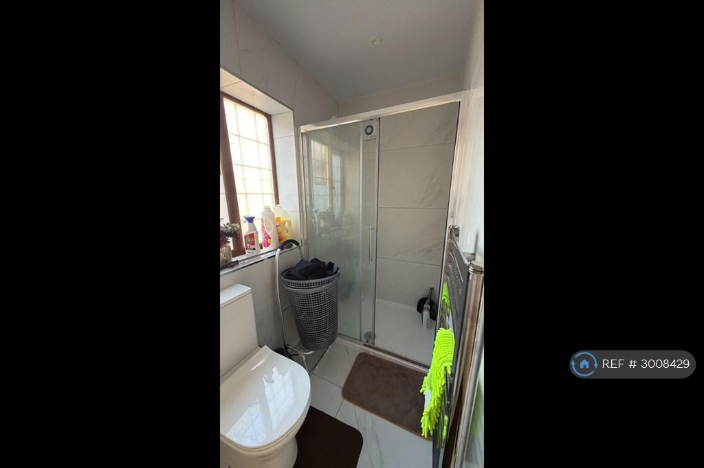 Apartment in West Drayton - View 3