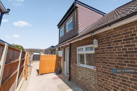 Studio to rent, Junction Road, Ashford, TW15