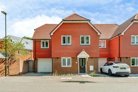 4 bedroom semi-detached house for sale, Holly Drive, Copthorne, Crawley