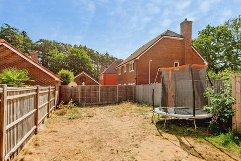 4 bedroom semi-detached house for sale, Holly Drive, Copthorne, Crawley