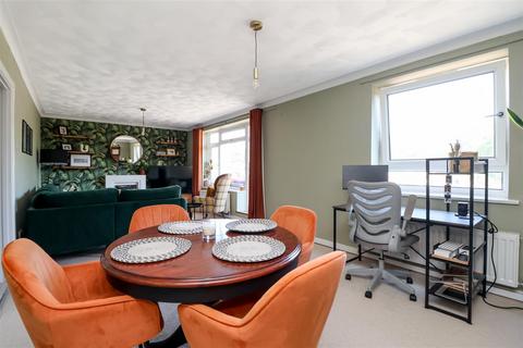 2 bedroom flat for sale, Ayshe Court Drive, Horsham