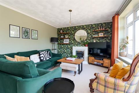 2 bedroom flat for sale, Ayshe Court Drive, Horsham