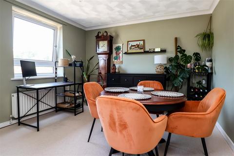 2 bedroom flat for sale, Ayshe Court Drive, Horsham