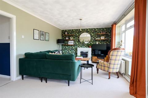2 bedroom flat for sale, Ayshe Court Drive, Horsham