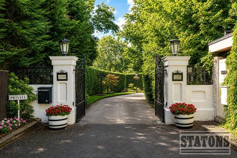 5 bedroom detached house for sale, Nan Clarks Lane, London, NW7