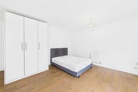 2 bedroom flat to rent, Pechiney House, Slough SL1