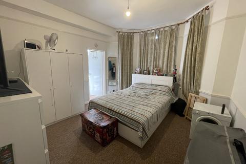 Studio to rent, 18 Carlton Road, Bournemouth, Dorset, BH1