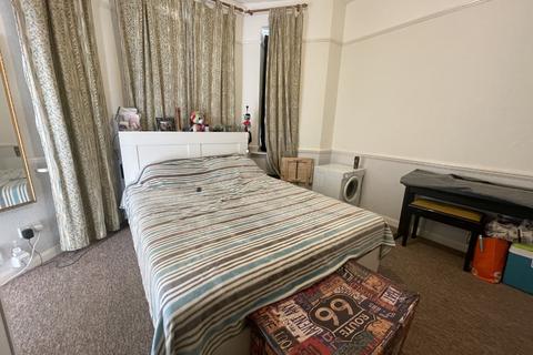 Studio to rent, 18 Carlton Road, Bournemouth, Dorset, BH1
