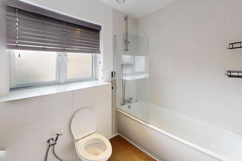2 bedroom flat to rent, London Road, West Thurrock, RM20