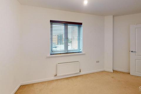 2 bedroom flat to rent, London Road, West Thurrock, RM20
