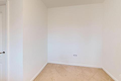 2 bedroom flat to rent, London Road, West Thurrock, RM20